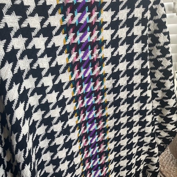 Chico’s Houndstooth Ruana Ponchó - Picture 4 of 10